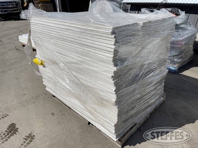(132) White vinyl fence panels